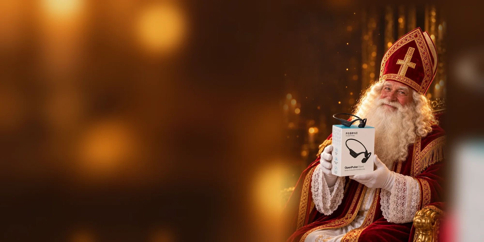 Sinterklaas houdt een doos van de REBØNE OpenPulse BEAM vast